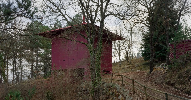 La Prefab House Changeover, diseñada por el estudio TEST, está ubicada en un bosque de hayas en la provincia de Barcelona.