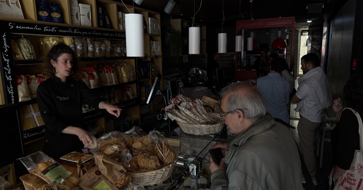 Clientes en tiendas sin electricidad durante el apagón nacional del 28 de abril de 2025 en Barcelona