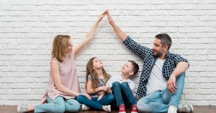Familia en su nuevo hogar tras aplicar la exención por reinversión en vivienda habitual