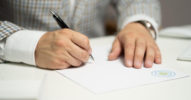 Firma de un documento legal relacionado con un reparto de herencia ante notario