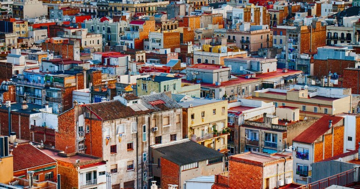 Edificios residenciales en un barrio con alta densidad de viviendas