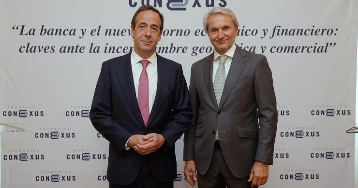 El consejero delegado de CaixaBank, Gonzalo Gortázar y el presidente de la Fundación Conexus, Manuel Broseta.