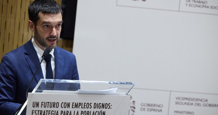 El ministro de Derechos Sociales, Consumo y Agenda 2030, Pablo Bustinduy, durante la clausura del acto “Un futuro con empleos dignos: Estrategia para la población gitana 2025–2028”, a 4 de junio de 2025, en Madrid (España). 