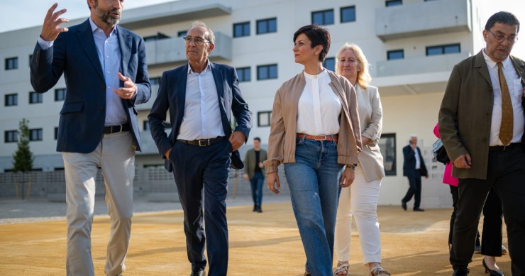 La ministra de Vivienda y Agenda Urbana, Isabel Rodríguez, en una entrega de llaves de una promoción de vivienda asequible en Cubelles (Barcelona).