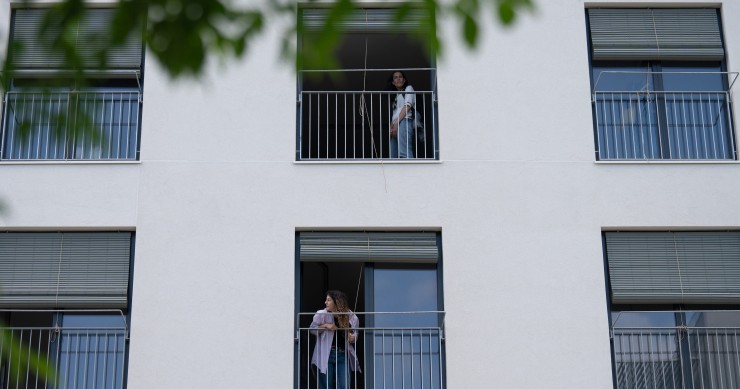 Cataluña activará los préstamos a jóvenes para pisos el 30 de junio con un tope de 50.000 euros Nuevos inquilinos durante la entrega de las llaves de una promoción pública de alquiler asequible