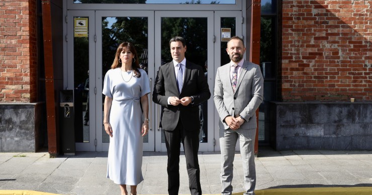 Gobierno Vasco anuncia una línea de avales de 144 millones para facilitar el acceso a la vivienda a jóvenes Pradales ha presidido este miércoles en el edificio "La Azucarera", en Vitoria-Gasteiz, el acto del décimo aniversario de la Ley Vasca de Vivienda, junto al consejero de Vivienda y Agenda Urbana, Denis Itxaso
