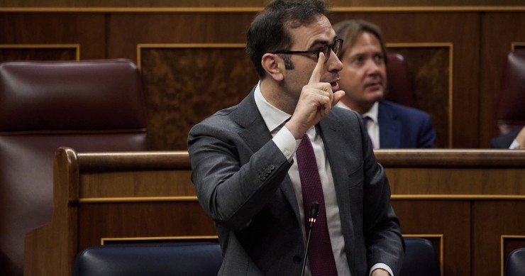 El ministro de Economía, Carlos Cuerpo, interviene durante una sesión de control al Gobierno, en el Congreso de los Diputados, a 18 de junio de 2025, en Madrid (España). Sánchez participa en la sesión de control al Gobierno de hoy para responder a las pre