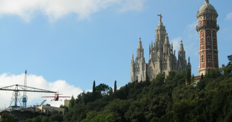 Vista parcial de la iglesia, el observatorio y el parque de atracciones del Tibidabo.