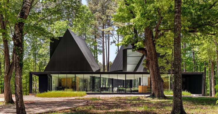 Steeplechase es una casa diseñada por el estudio californiano Brooks + Scarpa y ubicada en los bosques de Carolina del Norte.