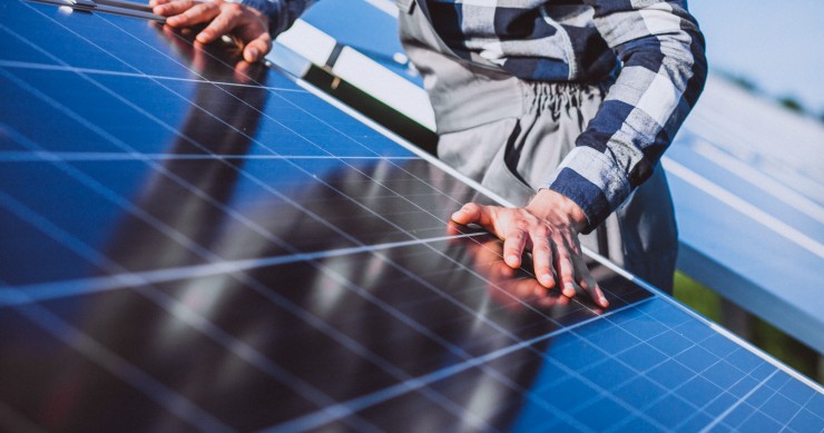 ¿Pueden negarme la comunidad de vecinos instalar paneles solares en mi tejado?