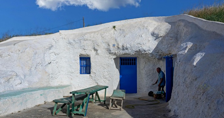 What are cave houses in Spain
