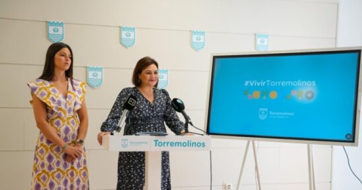 La concejala de Regeneración Urbana, Marina Vázquez (izq), y la alcaldesa de Torremolinos, Margarita del Cid (dch)