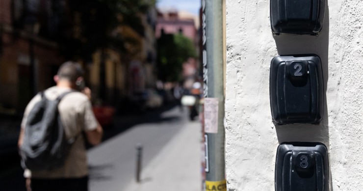 Los pisos turísticos crecen un 1,4% en España durante los últimos seis meses, hasta las 381.837 viviendas Archivo - Caja de seguridad para las llaves de una piso de alquiler turístico, a 17 de junio de 2024, en Madrid (España).