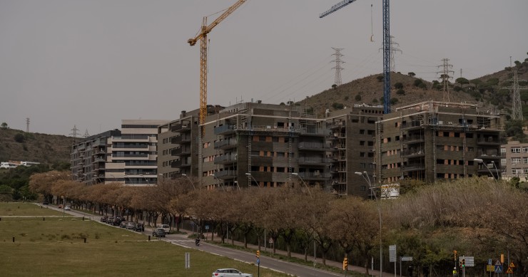 Archivo - Viviendas en construcción.