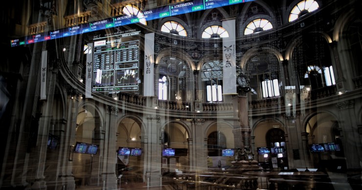 Archivo - Valores del Ibex 35 en el Palacio de la Bolsa de Madrid, a 6 de septiembre de 2021, en Madrid (España).