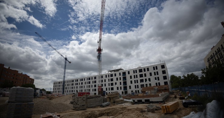 Las constructoras españolas alcanzaron un récord de 55.600 millones de facturación en el extranjero en 2024 Archivo - Construcción de un bloque de viviendas, a 26 de abril de 2024, en Madrid