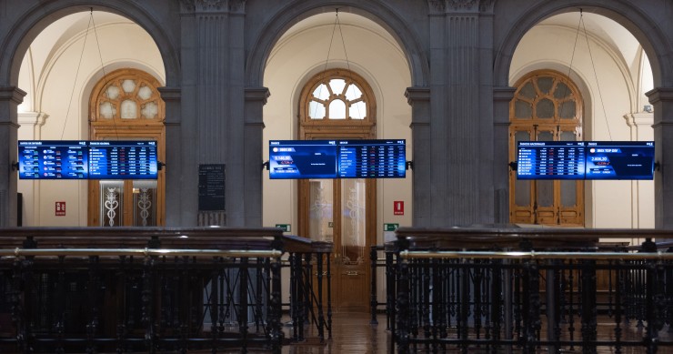 Archivo - Varios paneles del Ibex 35, en el Palacio de la Bolsa, en Madrid (España).