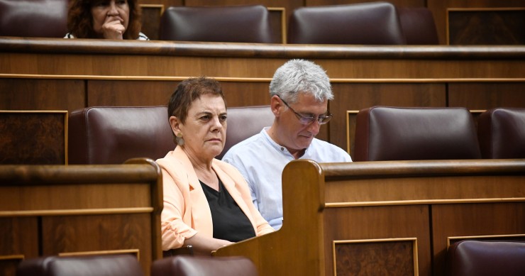 Bildu lleva una ley al Congreso para prohibir a las plataformas anunciar apartamentos turísticos ilegales Los diputados de EH Bildu, Mertxe Aizpurua y Oskar Matute, durante un pleno en el Congreso de los Diputados, a 25 de junio de 2025, en Madrid (España).