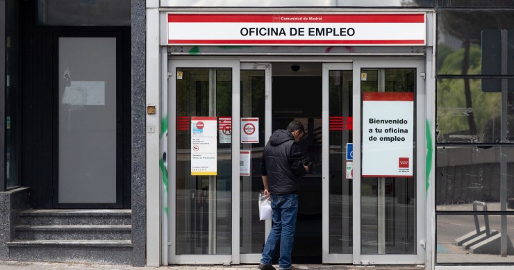 Archivo - Una persona entra a una oficina del SEPE.