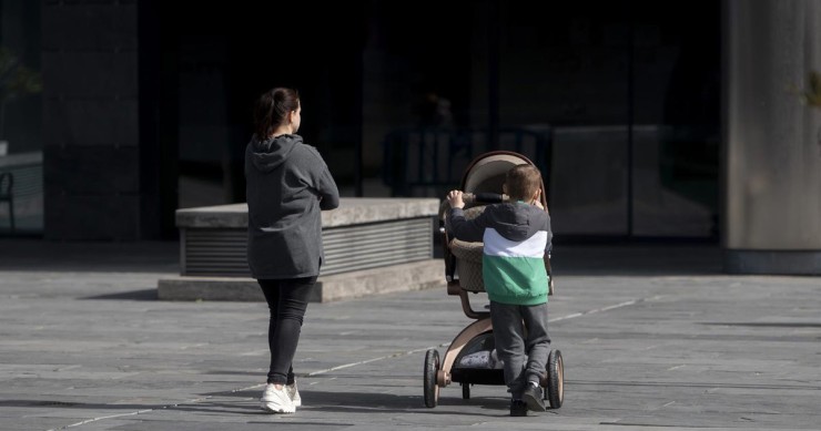 Gobierno aprobará mañana ampliar permiso por nacimiento a 17 semanas y retribuir parte del permiso por cuidado Archivo - Una madre y un niño con un carro de un bebe en el Centro de Recepción, Atención y Derivación (CREADE) de Pozuelo, a 22 de febrero de 2023, en Pozuelo de Alarcón, Madrid (España).