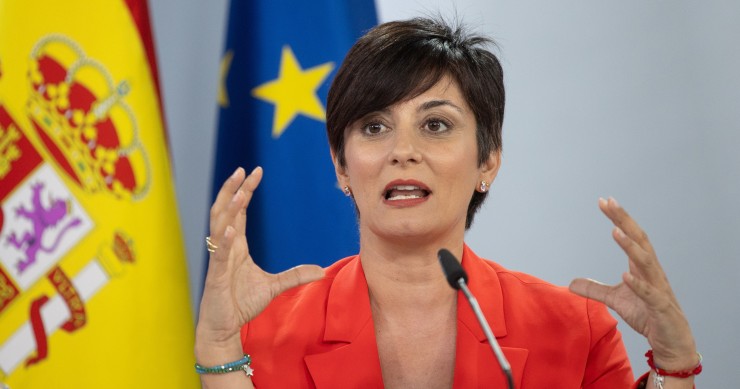 La Ministra de Vivienda y Agenda Urbana de España, Isabel Rodríguez García, ofrece declaraciones a la prensa tras el Consejo de Ministros, a 1 de julio de 2025, en Madrid (España). El consejo de ministros aprueba una subida salarial del 0,5% para los func