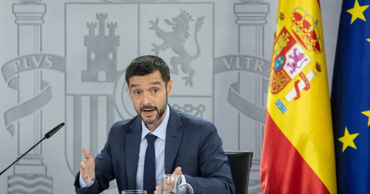 Consumo logra la retirada de 65.000 anuncios ilegales en Airbnb y denuncia otros 55.000 sin número de registro El ministro de Derechos Sociales, Consumo y Agenda 2030, Pablo Bustinduy, ofrece declaraciones a la prensa tras el Consejo de Ministros, a 1 de julio de 2025, en Madrid (España).
