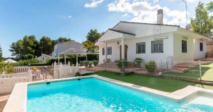 Casa con jardín y barbacoa