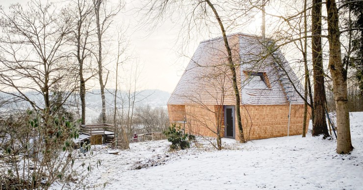 Ubicada en un antiguo huerto cercano a Augsburgo, House Anton II está diseñada por los estudios Lux Architect de Alemania y Cánovas Arquitectura de España.