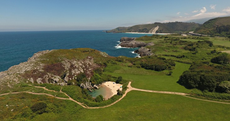 La cala de Asturias entre prados verdes única en el mundo: dónde está y cómo llegar