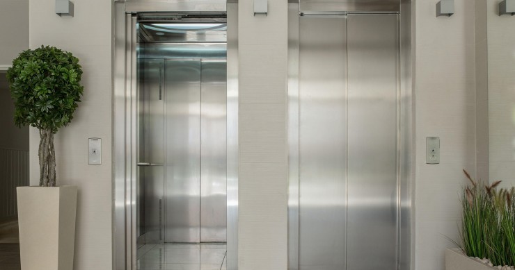 Dos ascensores en el rellano de un edificio residencial