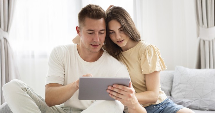 Pareja con una tablet