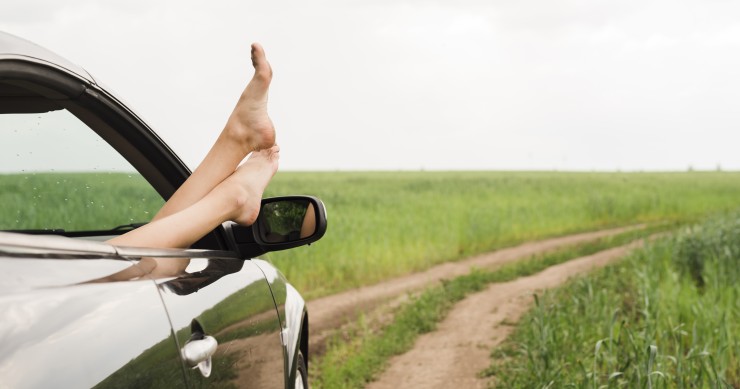 ¿Se puede conducir descalzo?