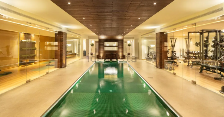 ¿Puedo hacer una piscina climatizada en mi sótano si vivo en un adosado?