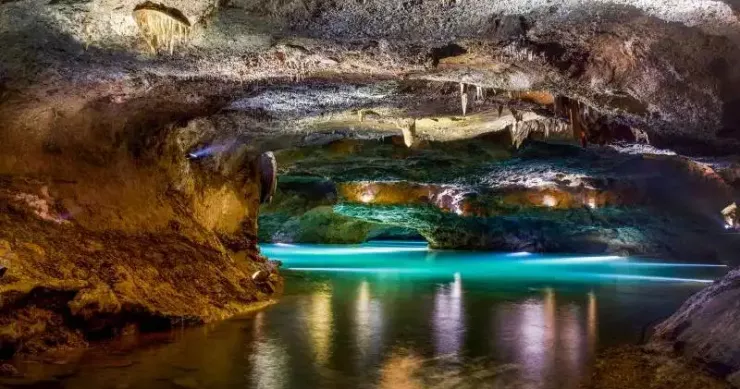 El precioso pueblo español con el río subterráneo navegable más largo de Europa