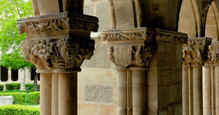 etalle de varios capiteles del claustro