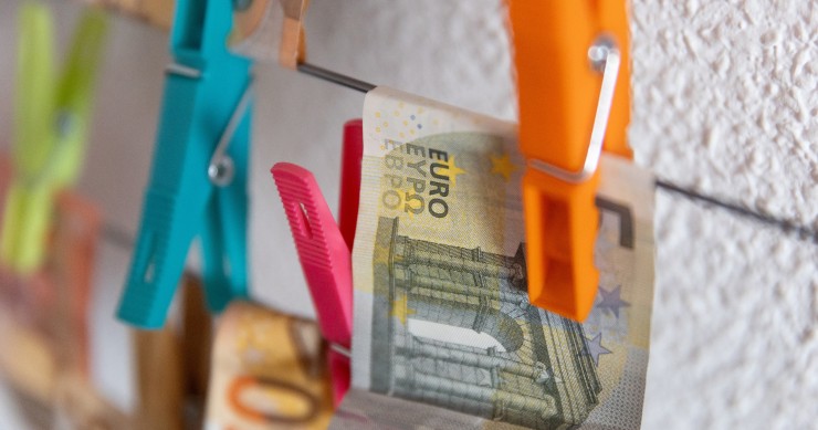Archivo - Varios billetes sujetos con pinzas