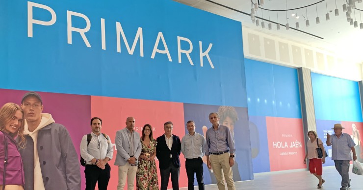 Primark crece en España con la apertura de una tienda en Jaén el próximo 5 de septiembre Visita del alcalde de Jaén, Julio Millán, a la nueva tienda de Primark