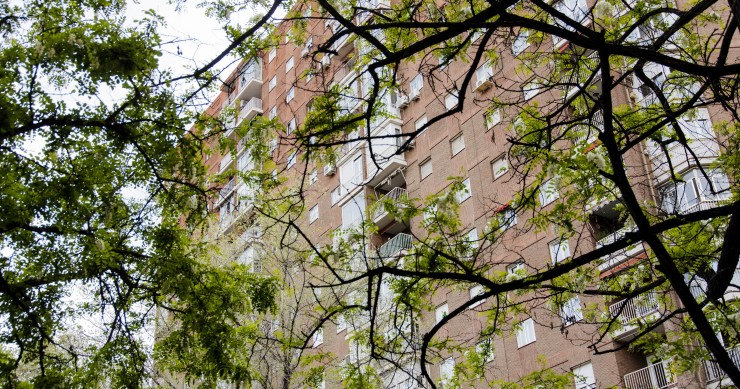 Archivo - Un edificio del distrito de Arganzuela, en Madrid (España)