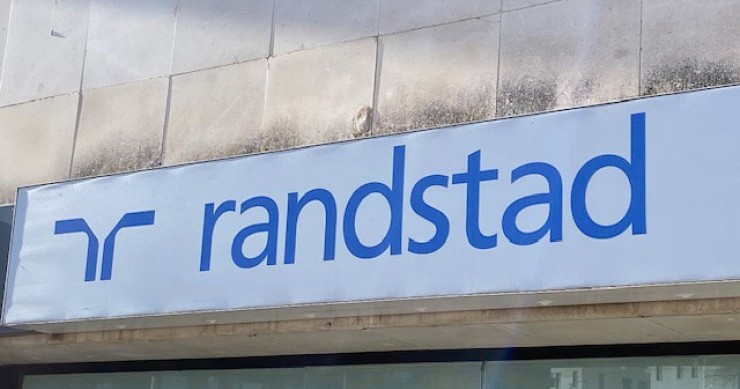 Archivo - Logo de Randstad en una de sus oficinas.
