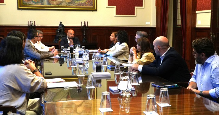El concejal de Economía y Planificación Estratégica y portavoz del gobierno municipal, José Manuel Lage, durante una reunión con la directiva de la Asociación Empresarial de Hospedaje de A Coruña (Hospeco).