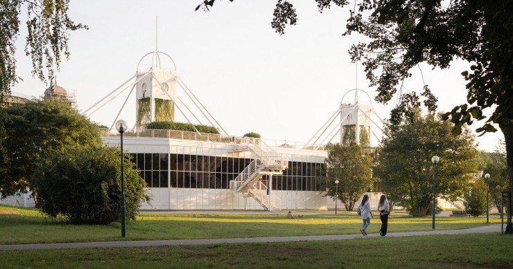 Los pabellones Křižík están ubicados detrás del Palacio Industrial de Praga y han sido rehabilitados por el estudio Výstaviště Praha.