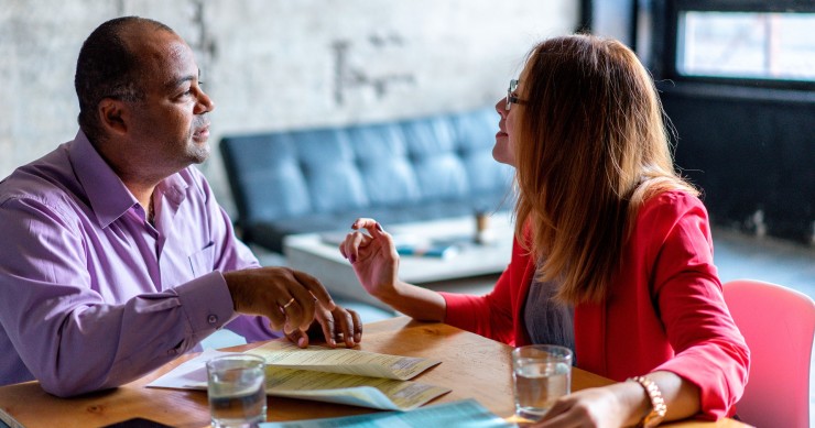 Ex pareja revisando documentos legales sobre bienes gananciales tras una separación de hecho prolongada