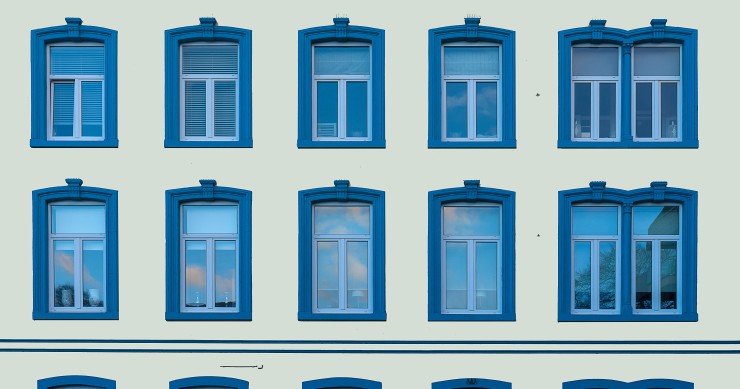 Cambio de domicilio fiscal en España y nulidad de pleno derecho según el TEAC Fachada de edificio
