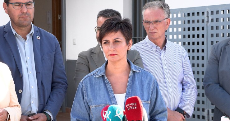 La ministra de Vivienda, Isabel Rodríguez, durante una visita a viviendas en Olivenza