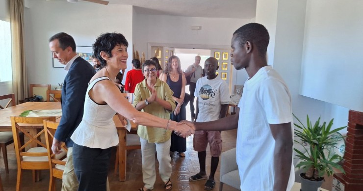 La ministra de Inclusión, Seguridad Social y Migraciones, Elma Saiz, saluda a uno de los residentes durante su visita a las viviendas de tuTECHÔ en la pedanía de San Isidro, en Níjar (Almería).