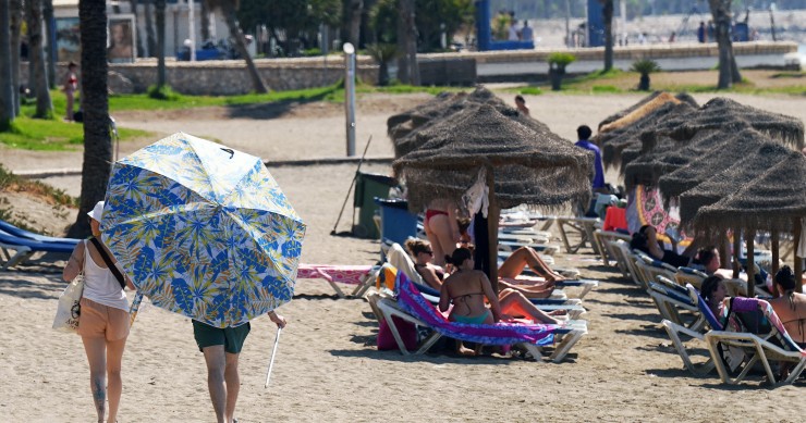 Archivo - Numerosos turistas y malagueños disfrutan de la playa de La Malagueta. A 29 de julio de 2025, en Málaga (Andalucía, España). 