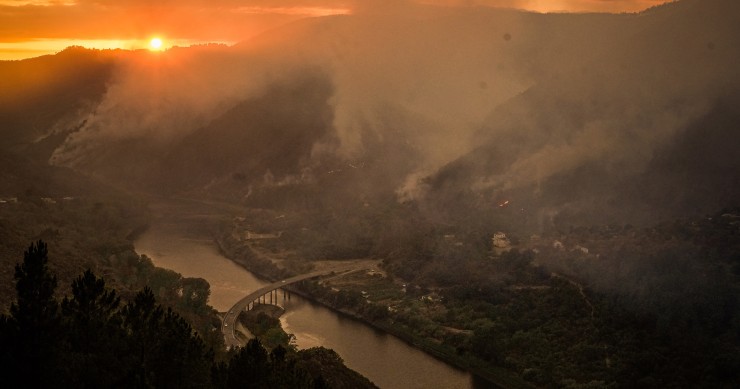 Vista del humo del incendio, a 26 de agosto de 2025, en Turbeo, Lugo, Galicia (España). 