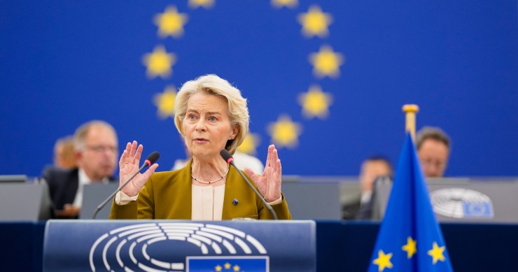 La presidenta de la Comisión Europea, Ursula von der Leyen, durante su intervención en el debate sobre el Estado de la Unión (SOTEU) en el pleno del Parlamento Europeo en Estrasbugo (Francia).