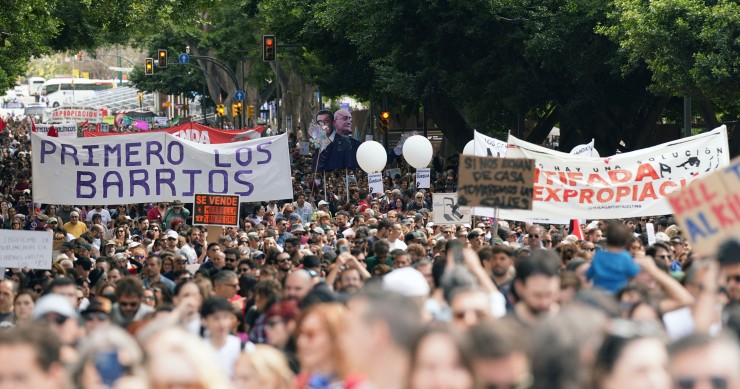 Archivo - Miles de personas se manifiestan en Málaga por el derecho a la vivienda, a 5 de abril de 2025.