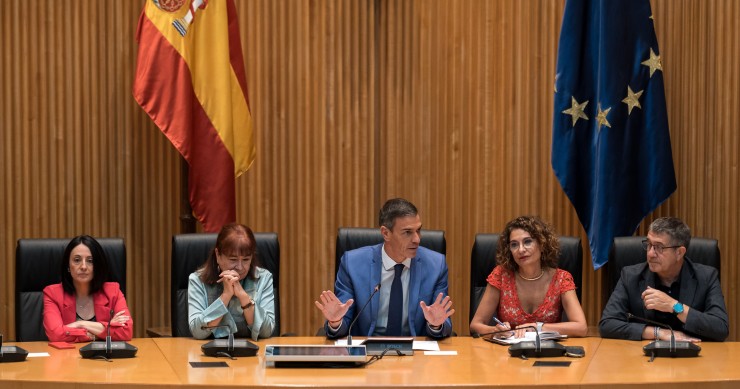 El presidente del Gobierno, Pedro Sánchez, acompañado por la vicepresidenta del Gobierno y ministra de Hacienda, María Jesús Montero, el portavoz del grupo socialista en el Congreso, Patxi López, y por la presidenta del PSOE, Cristina Narbona, preside la